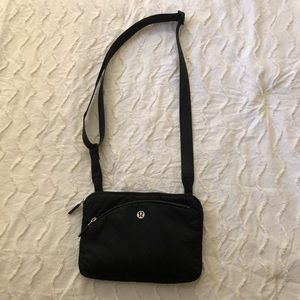 Lululemon Curved Lines Crossbody Bag / Black